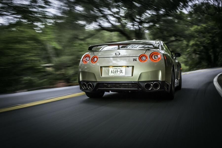  Nissan GT-R 45th Anniversary Gold Edition 2015 года  (фото 6 из 22)